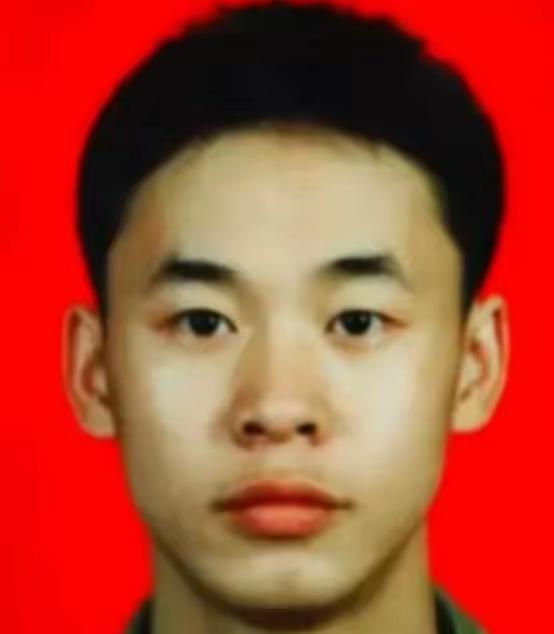 1995年，19岁战士梁强坐大巴返回部队，途中司机停下加油，梁强劝阻无果，就在这