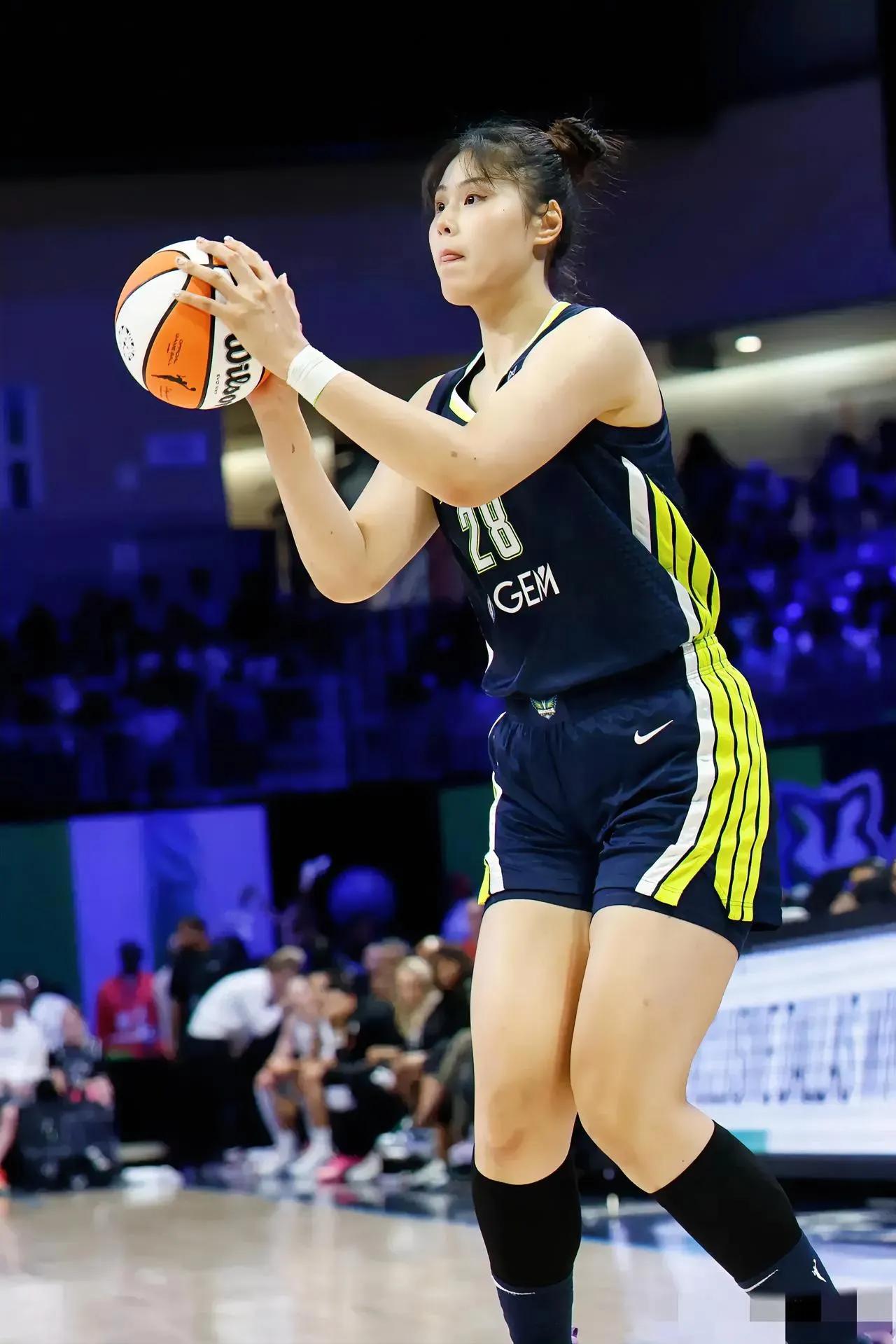 WNBA赛场上，中国球员李月汝近期表现持续低迷。在这场比赛中，她仅获得18分钟上
