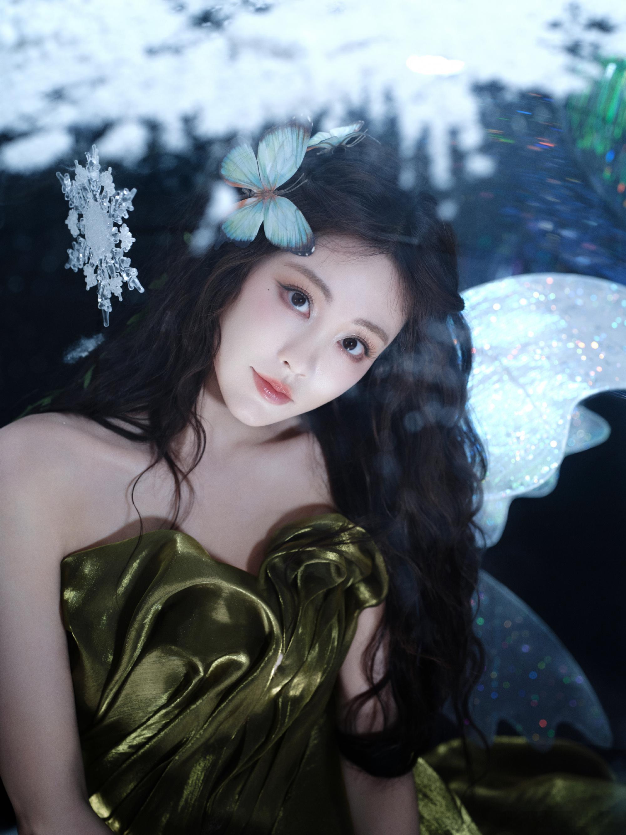 祝绪丹把自己装进了水晶球 童话感拉满！祝绪丹置身水晶球，周身朦胧光晕萦绕，轻盈姿