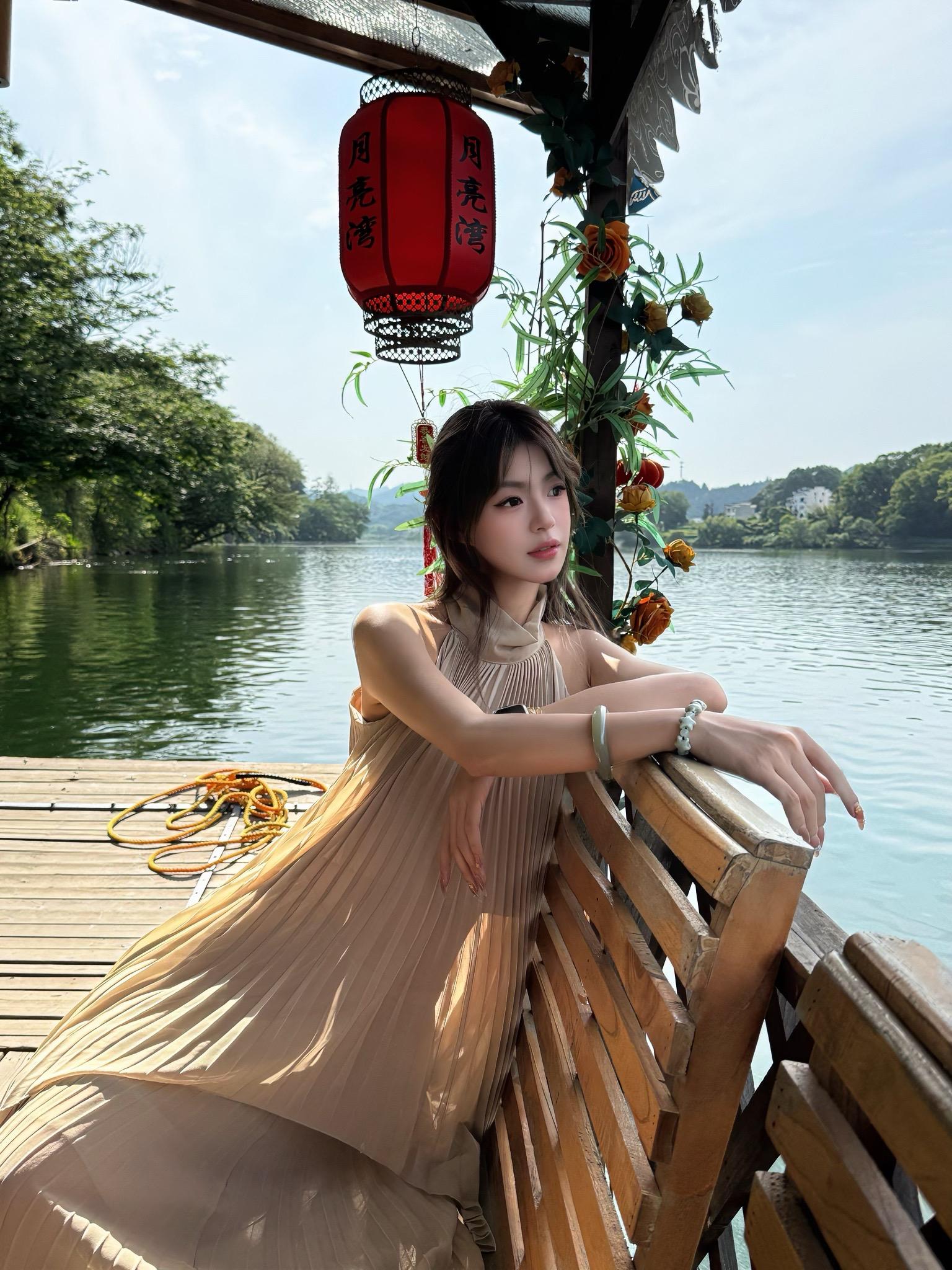 她开着玩笑说 “你明明长了一张年世兰的脸， 怎么是彻头彻尾的安陵容”