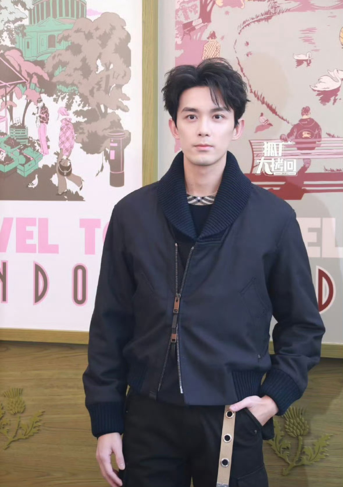 吴磊、陈丽君、张康乐Burberry同媒体生图 