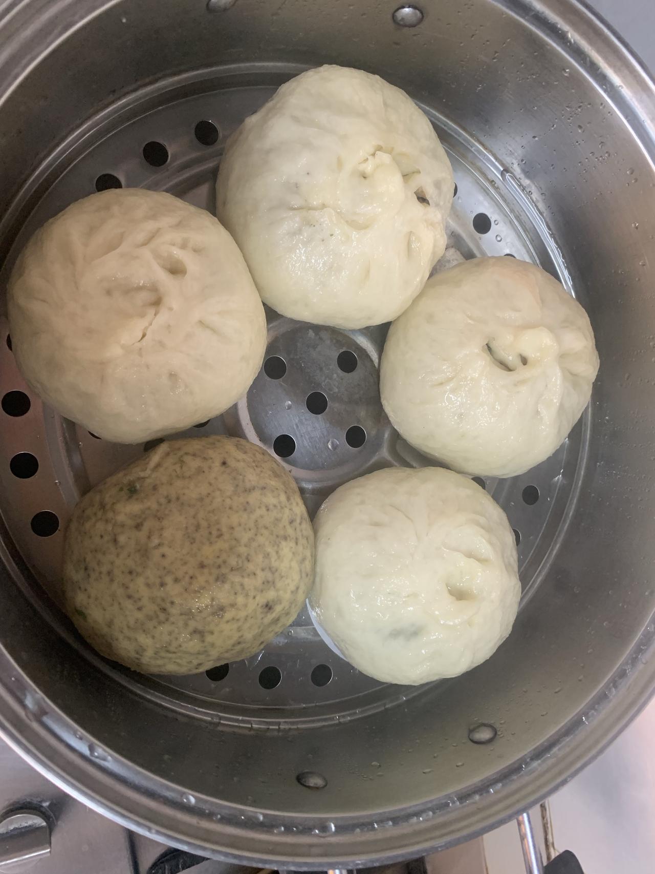 打卡今日晚餐
今日晚餐只有四个人吃，儿子加班，孙女加课，简单的做吧。
香菇肉丁大