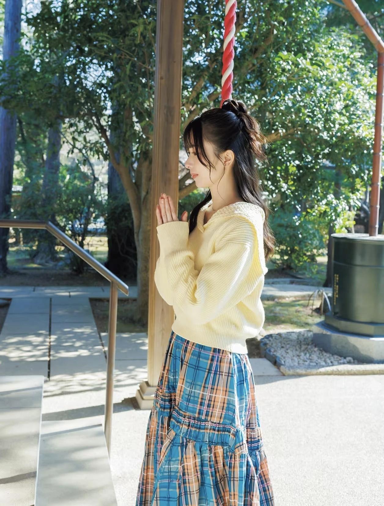户外写真系列/阳光下的虔诚的甜美少女，穿着黄色毛衣和格子裙，微笑着合十祈祷。祈求
