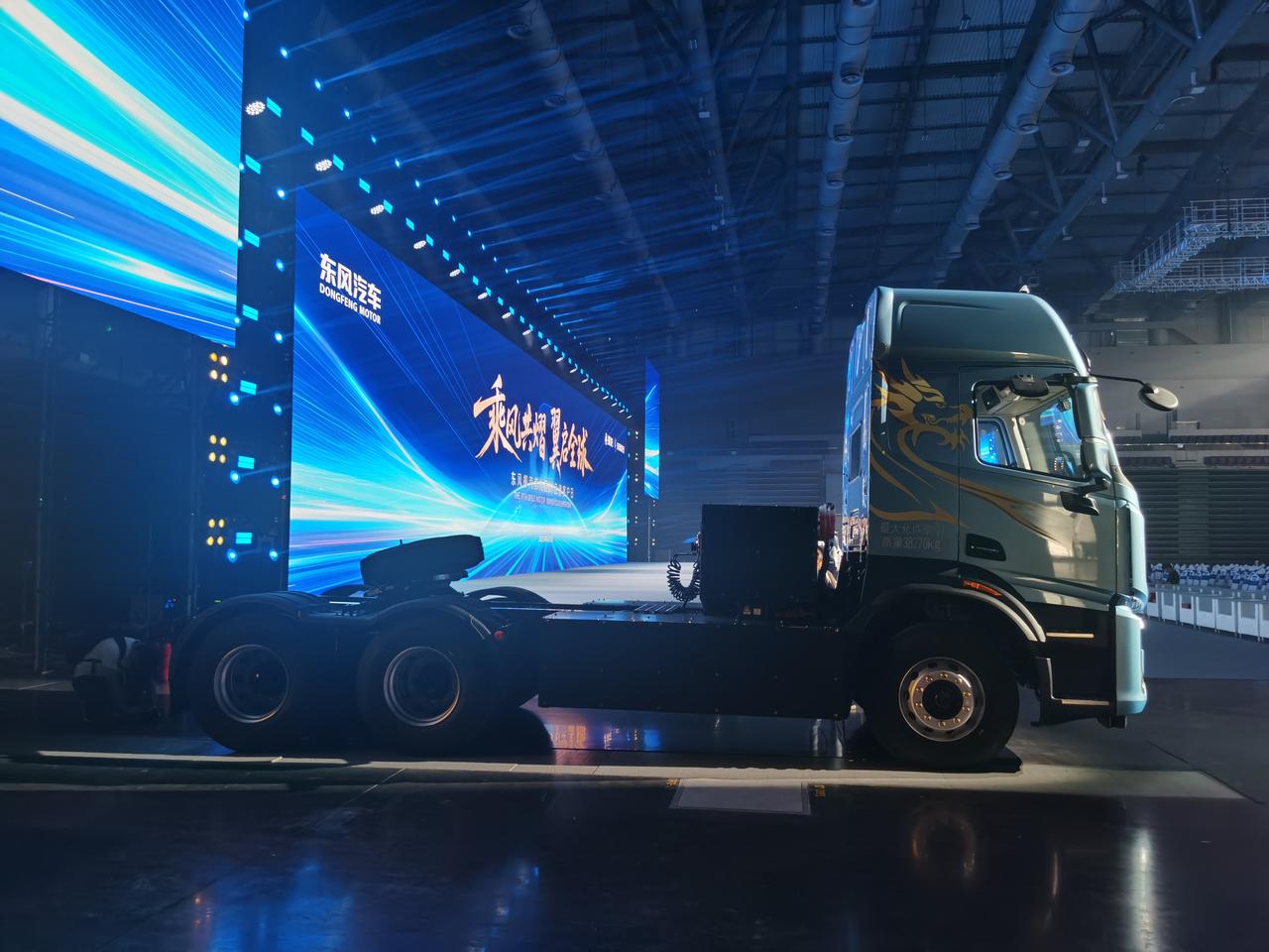 乘龙翼威5电动卡车，是东风柳汽首款全新开发的新能源架构平台车型，在电驱技术方面，