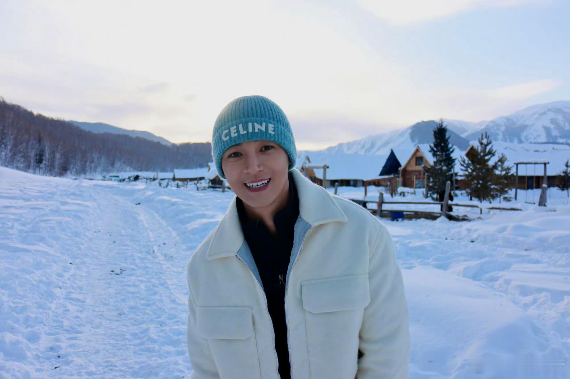 和伍嘉成一起去阿勒泰伍嘉成的歌声里不仅绘出了风景，更勾勒出内心世界，你能听见岁月