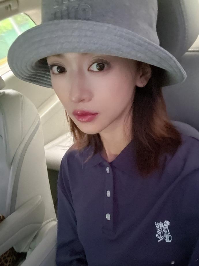 吴谨言渔夫帽怼脸照吴谨言渔夫帽怼脸照也太好看了吧？谁能不爱吴谨言渔夫帽自拍呢，看
