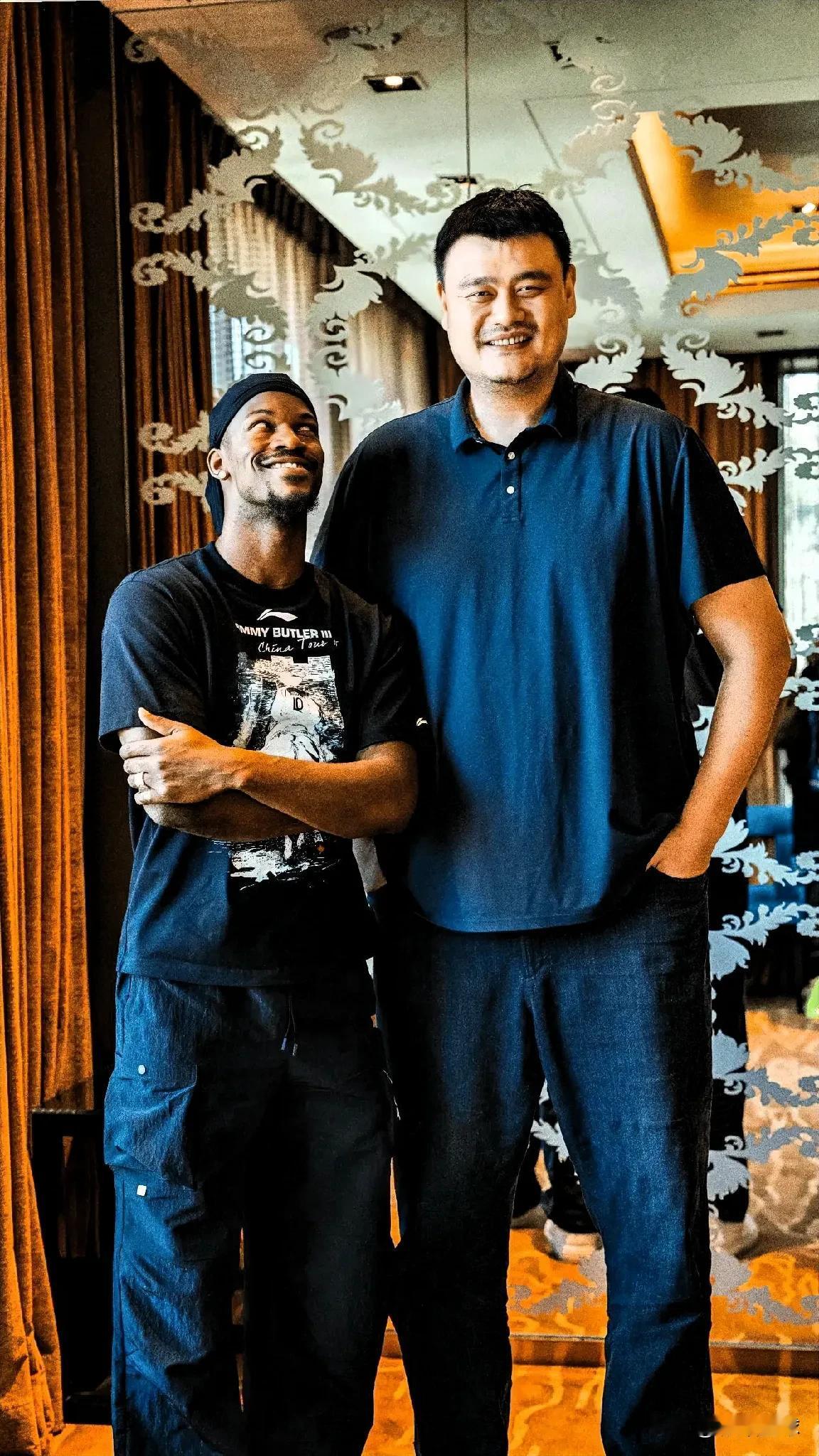 巴特勒见到姚明开心的像个孩子！

姚明请巴特勒和他的好友梅奥一起吃北京烤鸭，两人