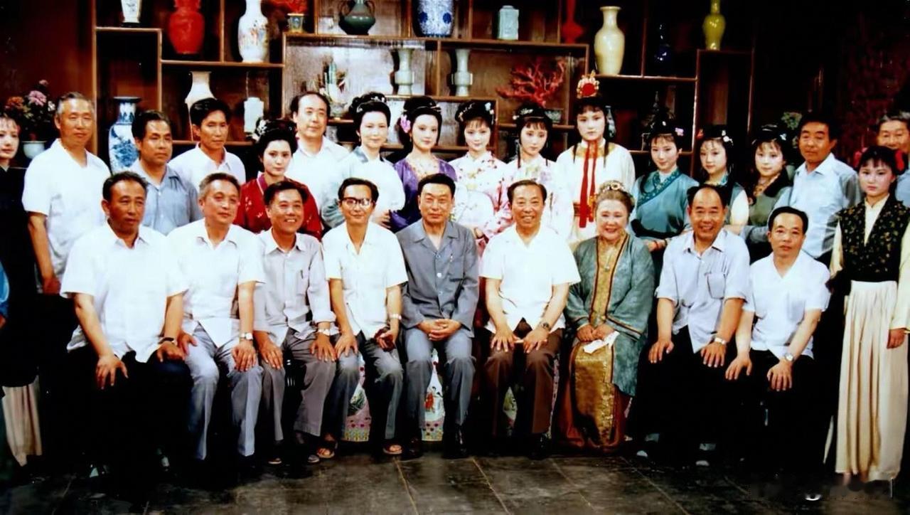 邓婕真的没吹牛，他被领导人接见过，而且还握手聊天。

据悉，邓婕她毕业于四川省川