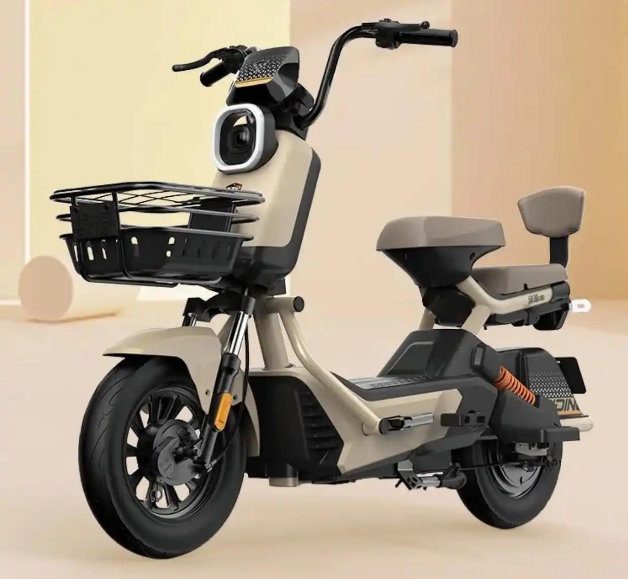 对于电动车上路必须戴头盔，我是举双手赞成。电动车防护薄弱，一旦出事，脑袋首当其冲