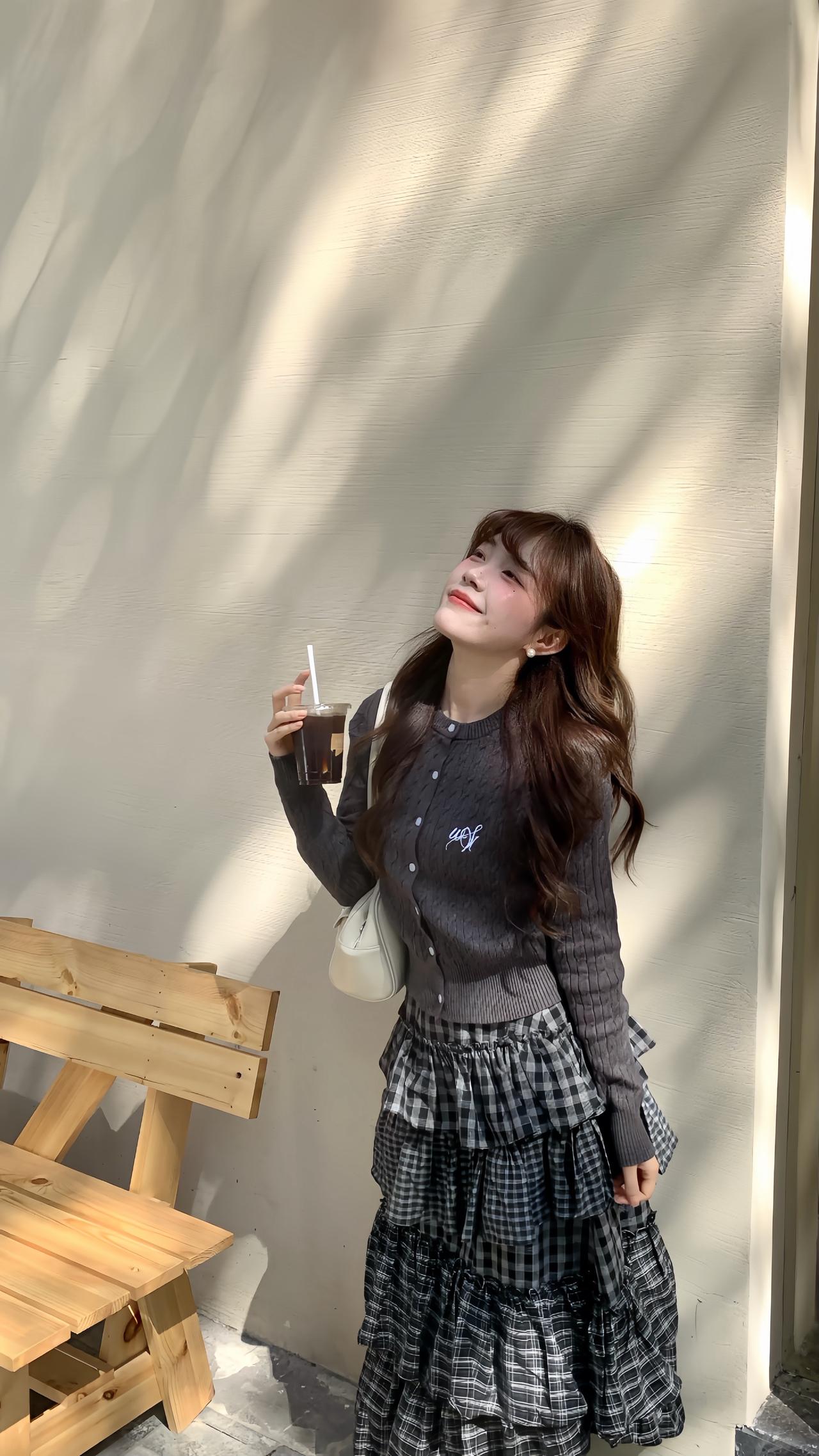 早春穿搭公式: 短款针织开衫 + 不规则格纹蛋糕裙 韩系又减龄
早春穿搭 韩系穿