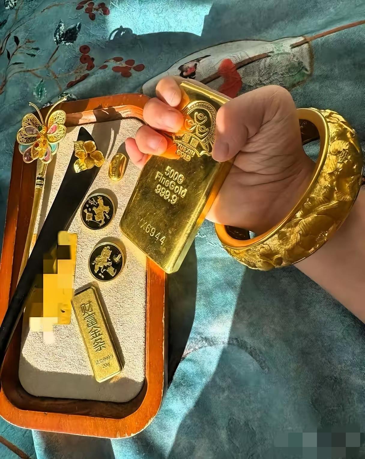 跌！还在猛跌！黄金白银全线暴跌，

3月6日金价直接跌到1133元/克，前几天还