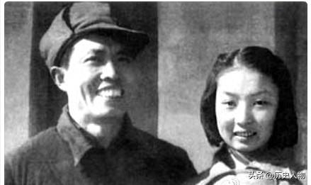 1944年秋，延安的革命氛围热烈而朴素，黄华与何理良在此结下革命姻缘。彼时黄华任