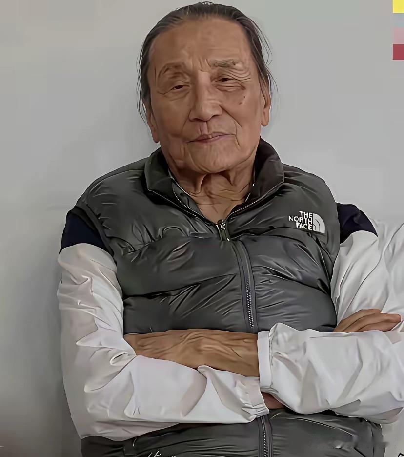四哥，89岁了，高寿，
他84岁还上综艺，85岁还演男主，拿奖，妥妥的人生赢家，