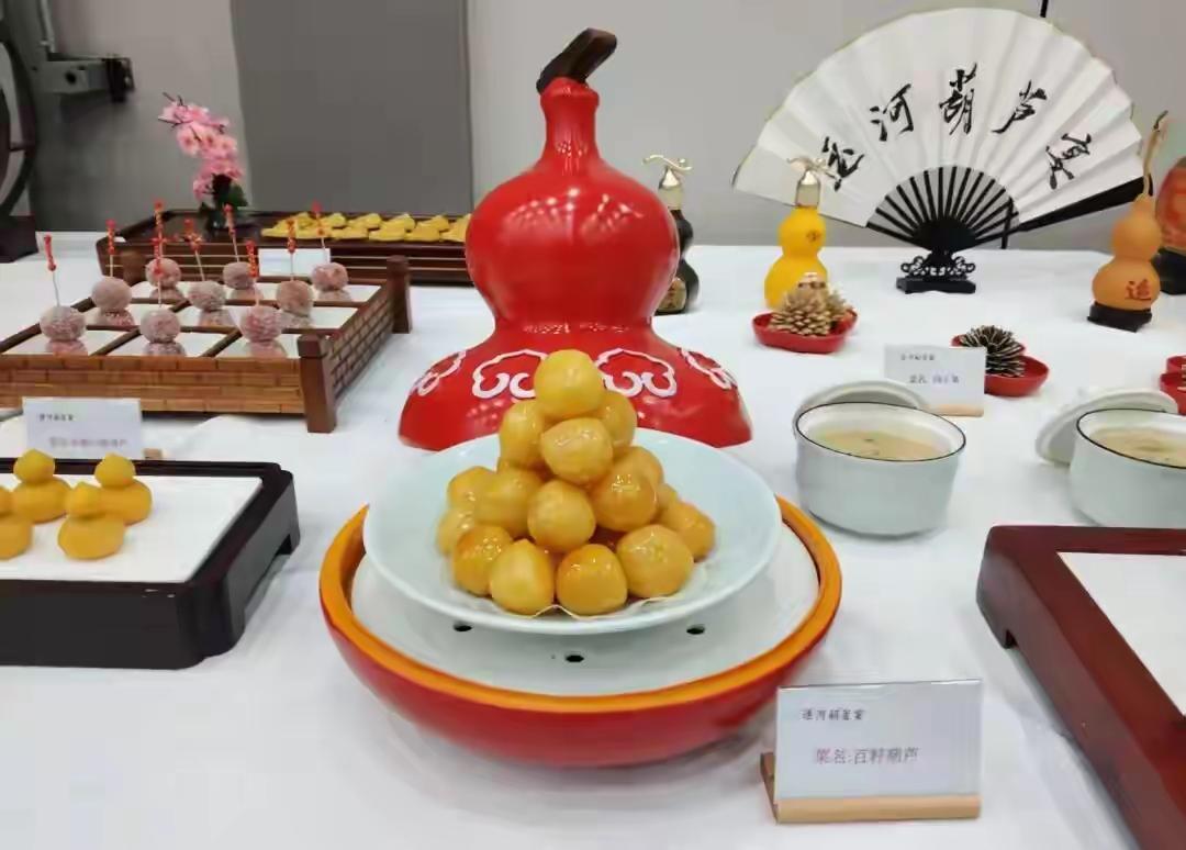 哈！聊城美食节的"运河葫芦宴"太吸睛啦！大红葫芦摆件超喜庆，金黄的"百籽葫芦"堆