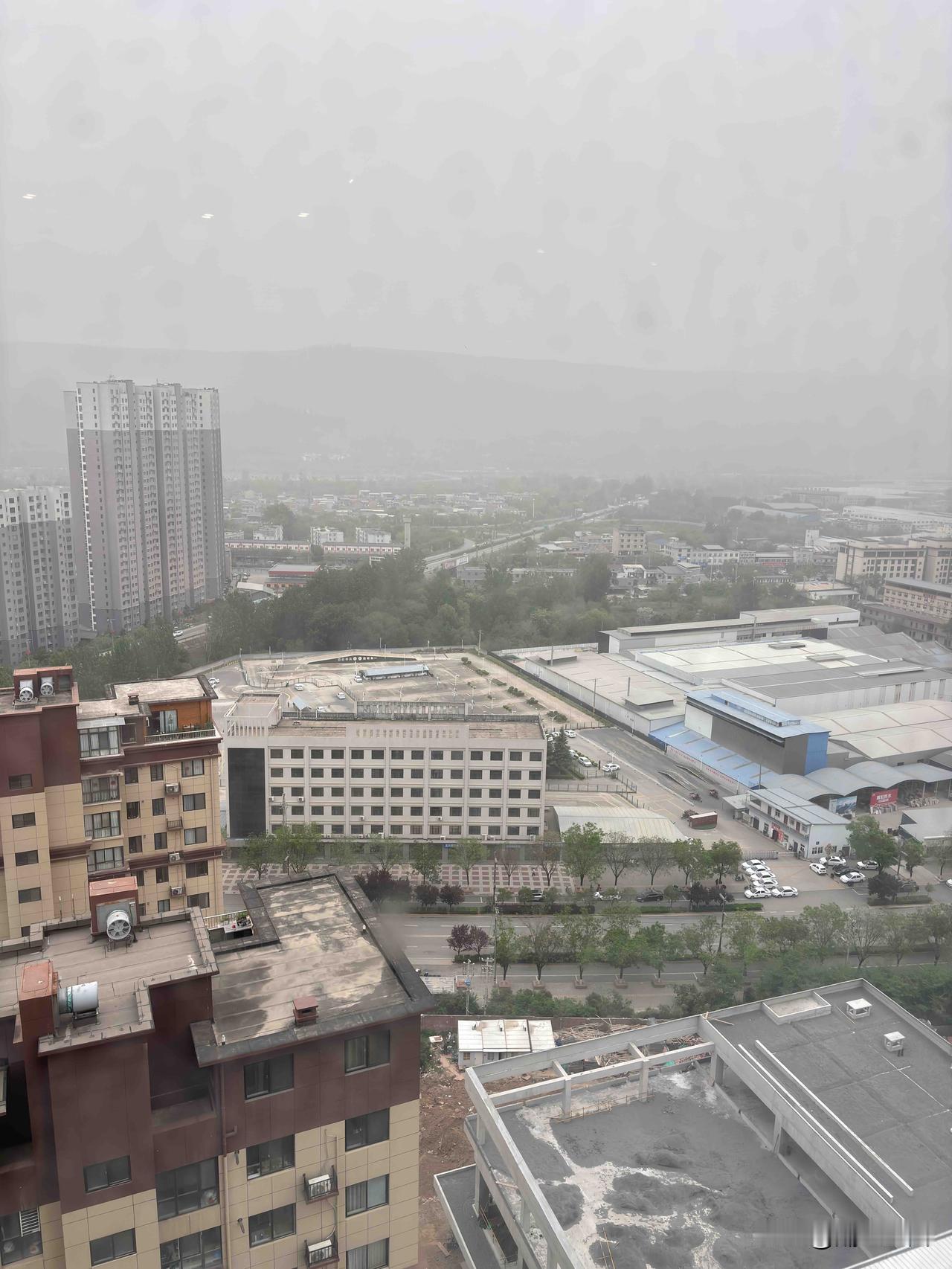 蓝田驾校考场，感觉这两年学驾照的人没有以前多了吧？人口下降影响的吧，以前老走这里