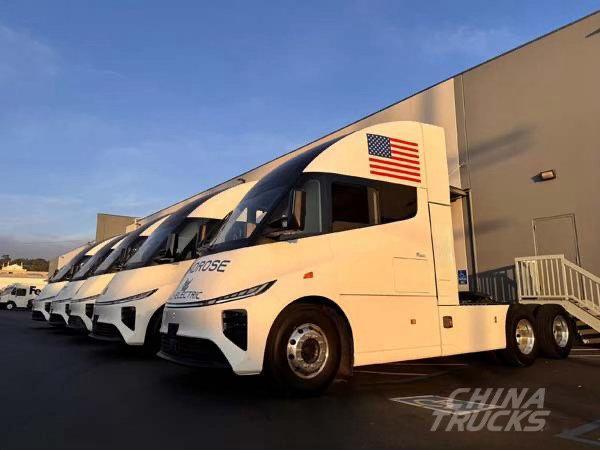 很多人一提到美国的电动卡车，第一反应可能是特斯拉 Semi。但其实，还有一辆中国