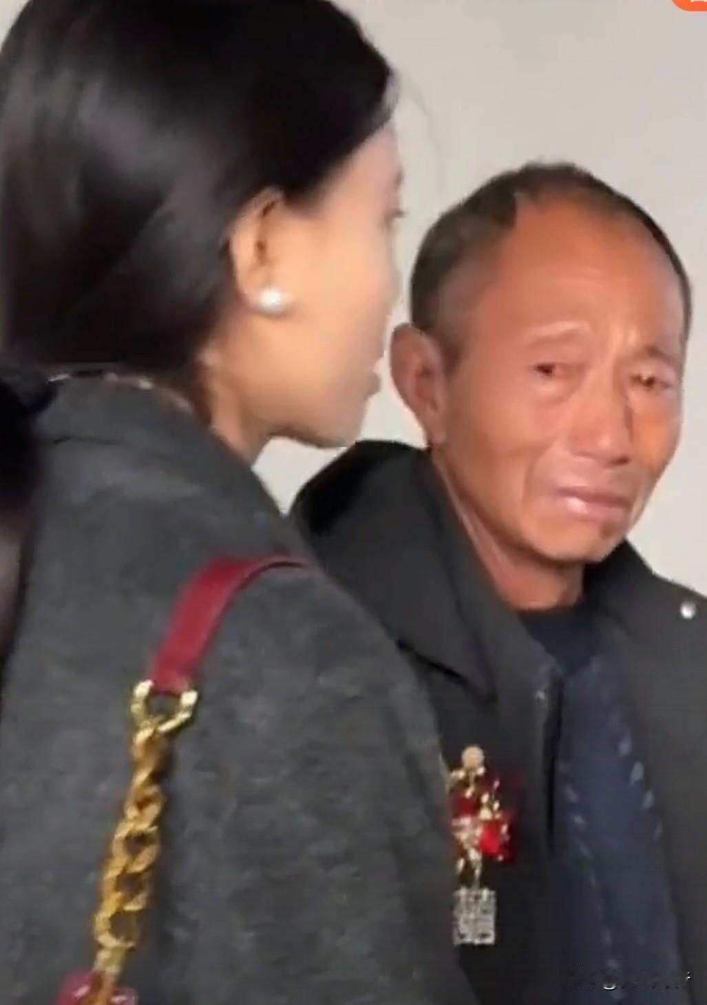 女儿出嫁，爸爸那双通红的眼睛，胜过千言万语。
女儿结婚爸爸眼睛通红

当女儿披上