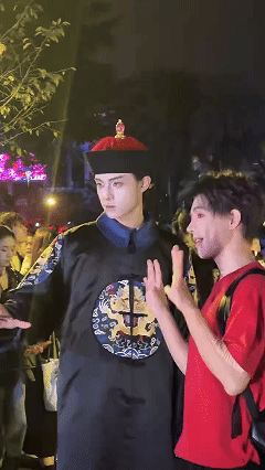 成都一群冷面帅男吃得真好终于理解了“冷面帅男”的真谛！“冷面”指的是他们初见时高