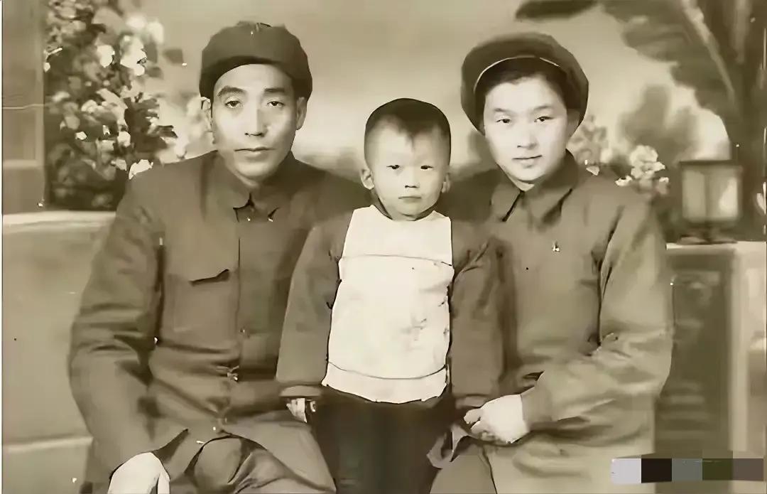 1952年，志愿军铁道兵三师师长黄振荣回国治病，给他看病的女军医周兰说，她和恋人