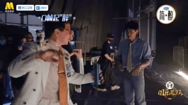 成龙教张杰醉拳张杰向成龙学点真功夫 哇塞！张杰居然跟着成龙大哥学醉拳，《醉拳》舞