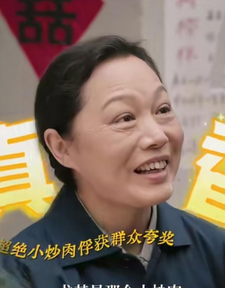 请病假去给婚宴炒菜，被同事撞见后我丢了铁饭碗。
那天灶火旺得烤脸，我颠勺的手就没