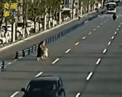 这起事故，我看了几次，都看不明白，两个大人看一个小女孩都看不住，为什么还是要让事