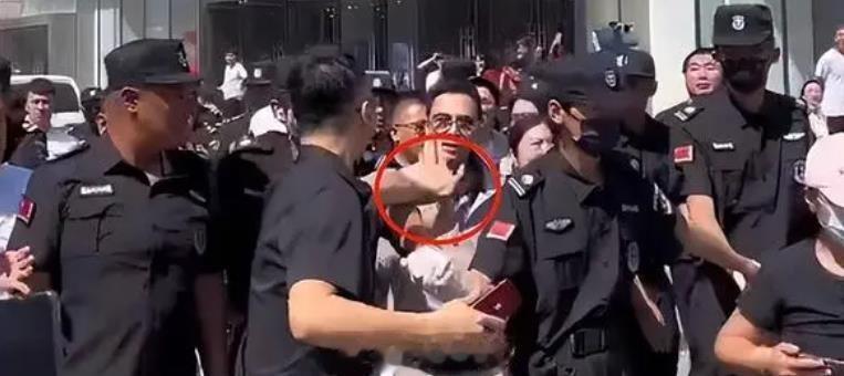 甄子丹道歉，吴京拒绝保安开路，明星爱摆架子的习惯该改了。圈中不少明星在出行时都面