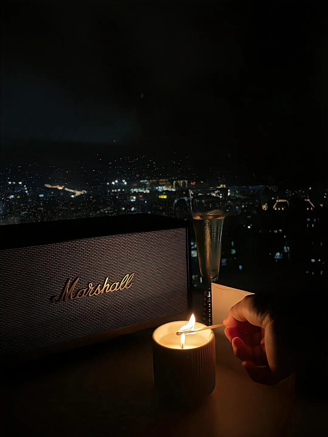 风过林梢，叶子飘落，我不再追逐那逝去的绿影，只静静欣赏此刻的金黄 