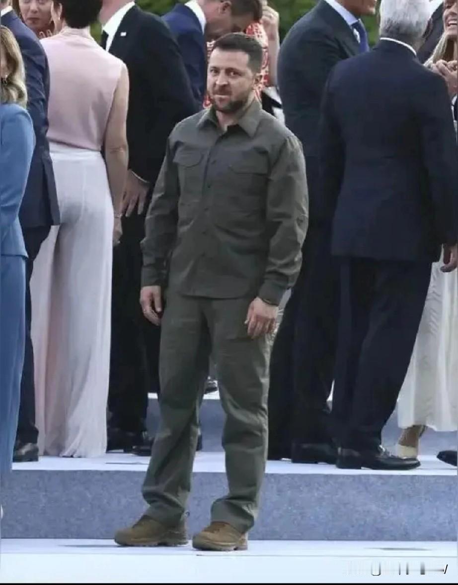 ‘’要有尊严的结束＂这是泽连斯基近日说的话。大家是不是觉得很可笑？到如今形单影只