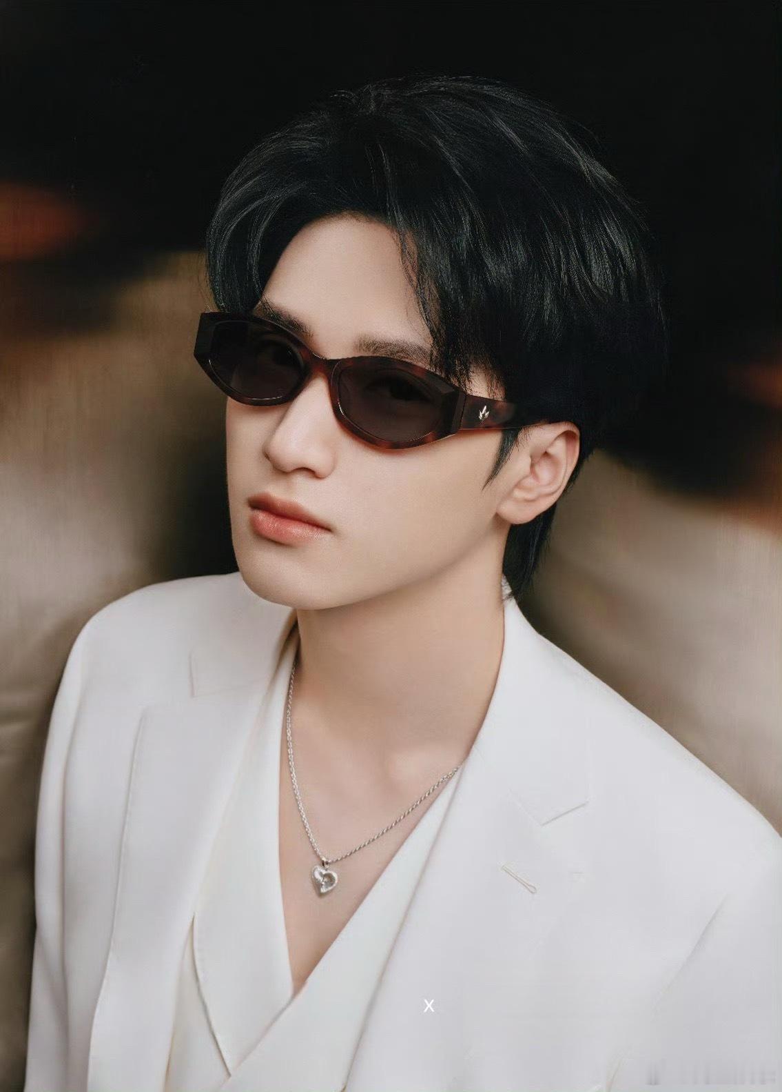 严浩翔白西装墨镜look 严浩翔白西装墨镜look，谁能拒绝这个禁欲公子哥 