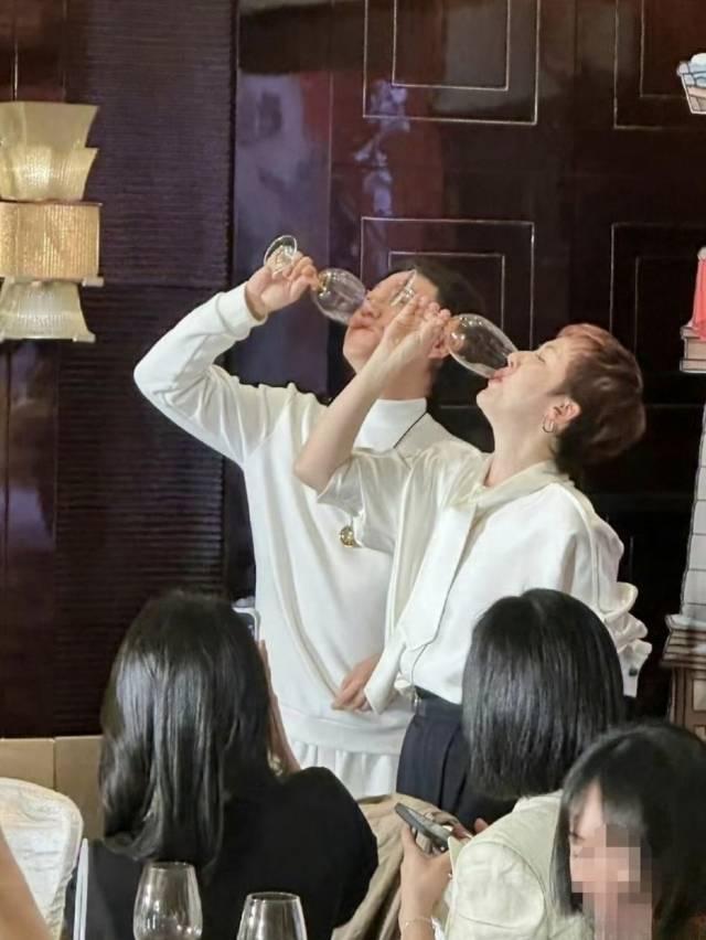 张凌赫田曦薇经纪人敬酒，全网狂磕死对头!

《逐玉》举办庆功宴，热度最高的却是男