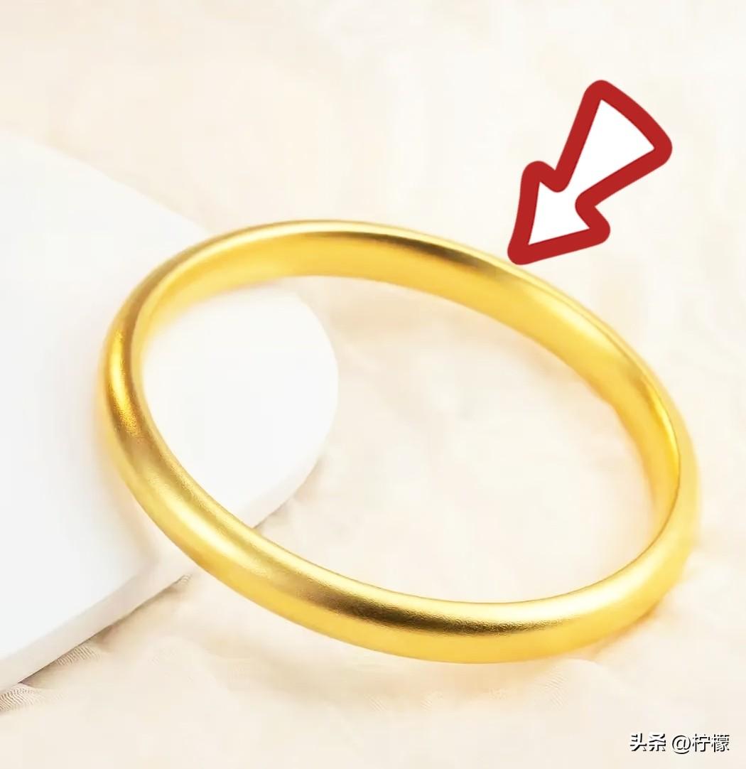 跌！昨天啊，
我60克黄金出手就有七万多，
今天金价突然大跌，我心里直乐，幸好卖