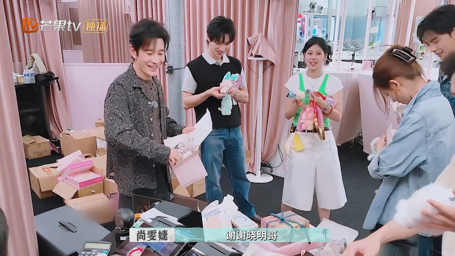 黄晓明送礼物包开心的黄晓明携“礼物山”空降巴黎，定制礼物精准戳中每位合伙人喜好，