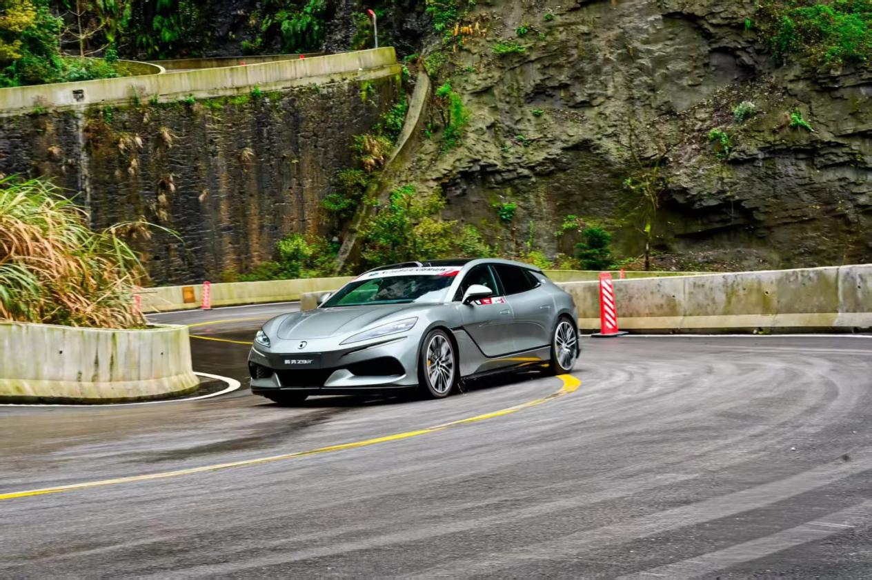 腾势 Z9GT 欧洲上市，约合人民币 90 万，名副其实海外百万级别车的定位了。