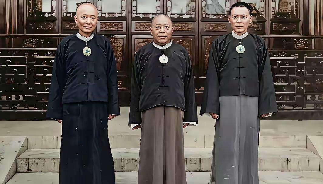 上海青帮的三大流氓头子，黄杜张三人，在一起的合影，图中的他们个个都是马褂配长袍，