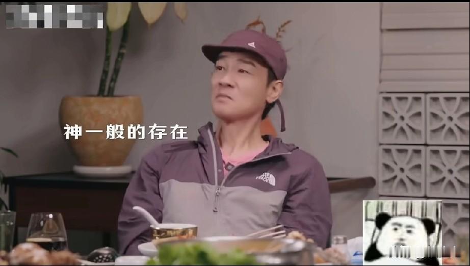 连招呼都不敢主动打
陈小春在李诞的节目中透露，见到林忆莲都会害怕的远远躲着不敢上