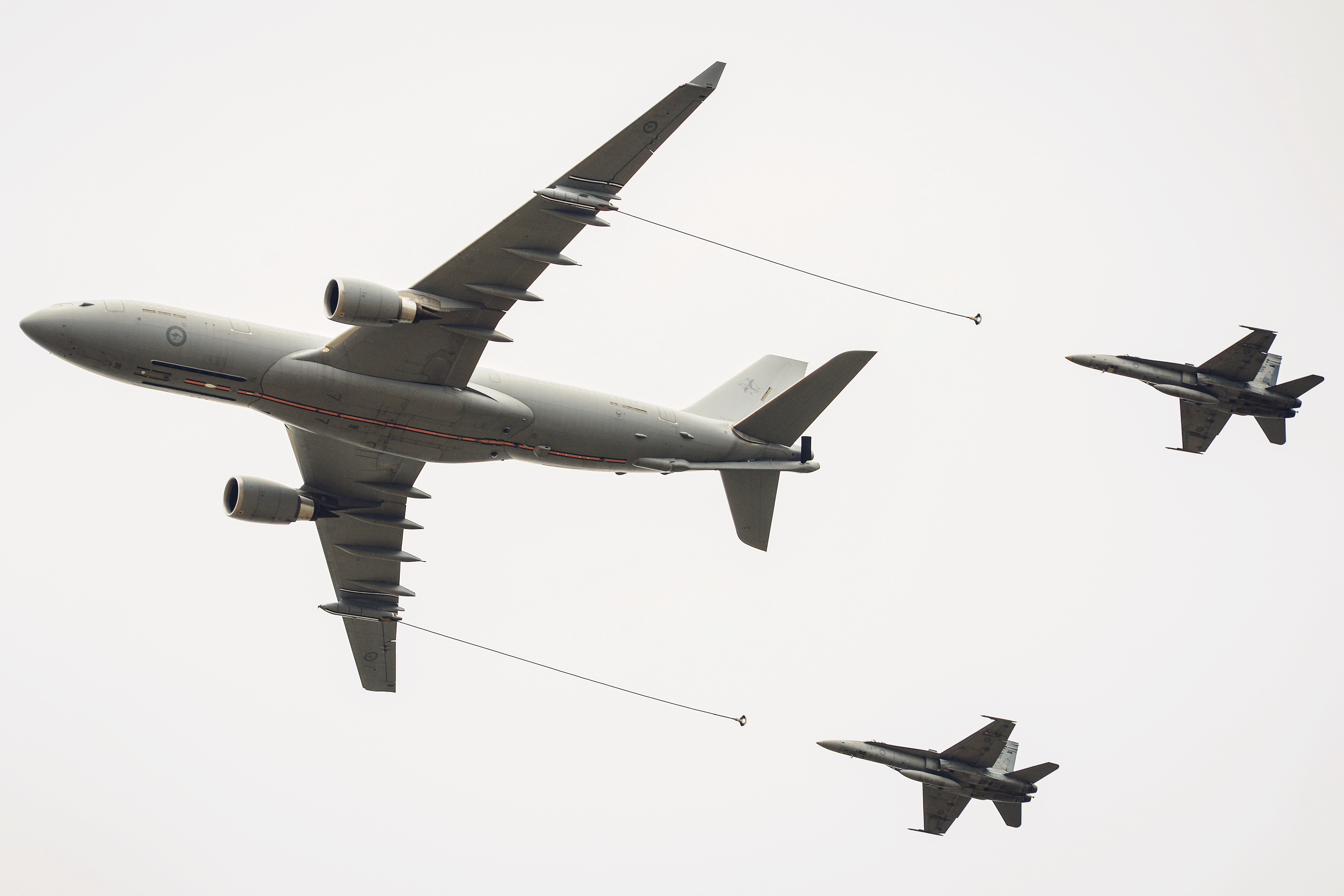 图1，在“文明之鹰-2026”联合演习的空中加油训练中，一架中国运-20加油机为