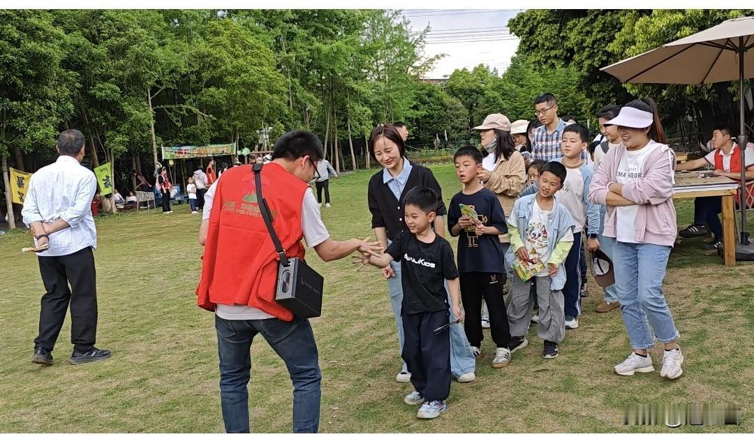 温江鲁家滩确实是一个遛娃休闲的好去处。
在抖音上团了一个双人券，内容还挺丰富的，