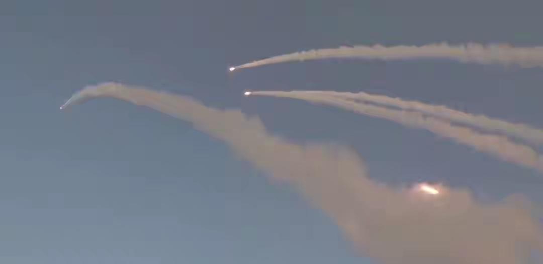 伊朗重型导弹出击，以军只有1分钟反应时间：以色列建筑或加沙化