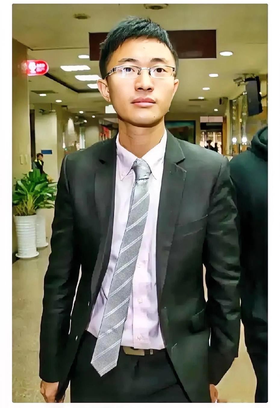 台湾新党副秘书长侯汉廷到机场迎接郑丽文返台，这才是台湾同胞应该有的样子，友友们觉