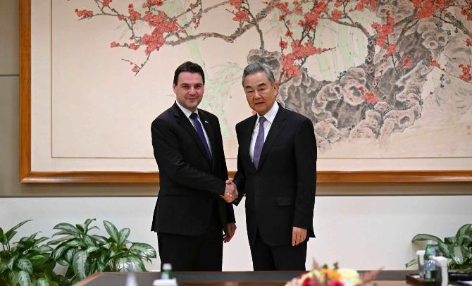 中国和捷克谈妥了！5月26日，在纽约联合国安理会高级别会议的间隙，中国外交部长王