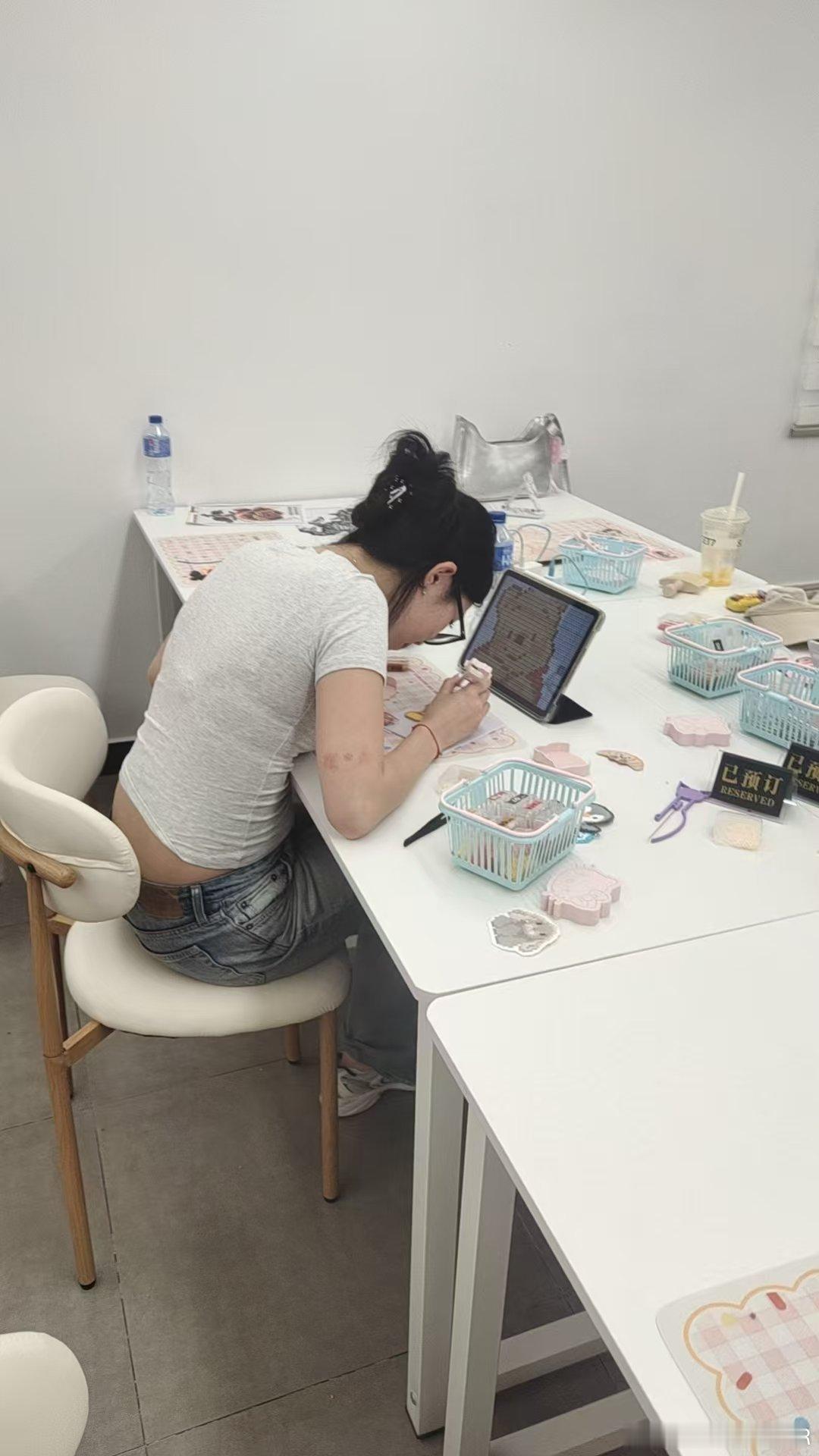 早晨跟我練完賽艇，弟弟就著急往回趕，因為今天姐姐要帶他去拼豆。小時候兩個在德國就