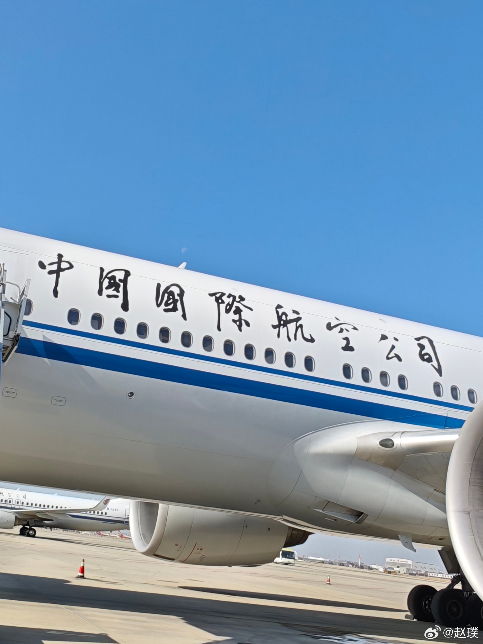 总算赶上飞机了。今早9点正在家吃早饭，突然收到短信：原订12点起飞的航班因为“国