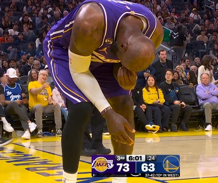 老詹右手受伤了  这是盖帽打猛了湖人vs勇士