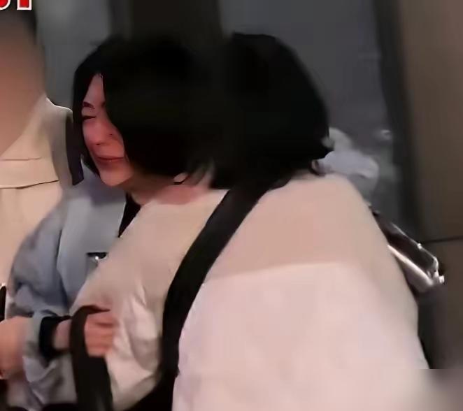 镜头前大笑的小S，收工后竟瘫倒在街头，被助理架着痛哭2分钟！
 
12小时连轴转