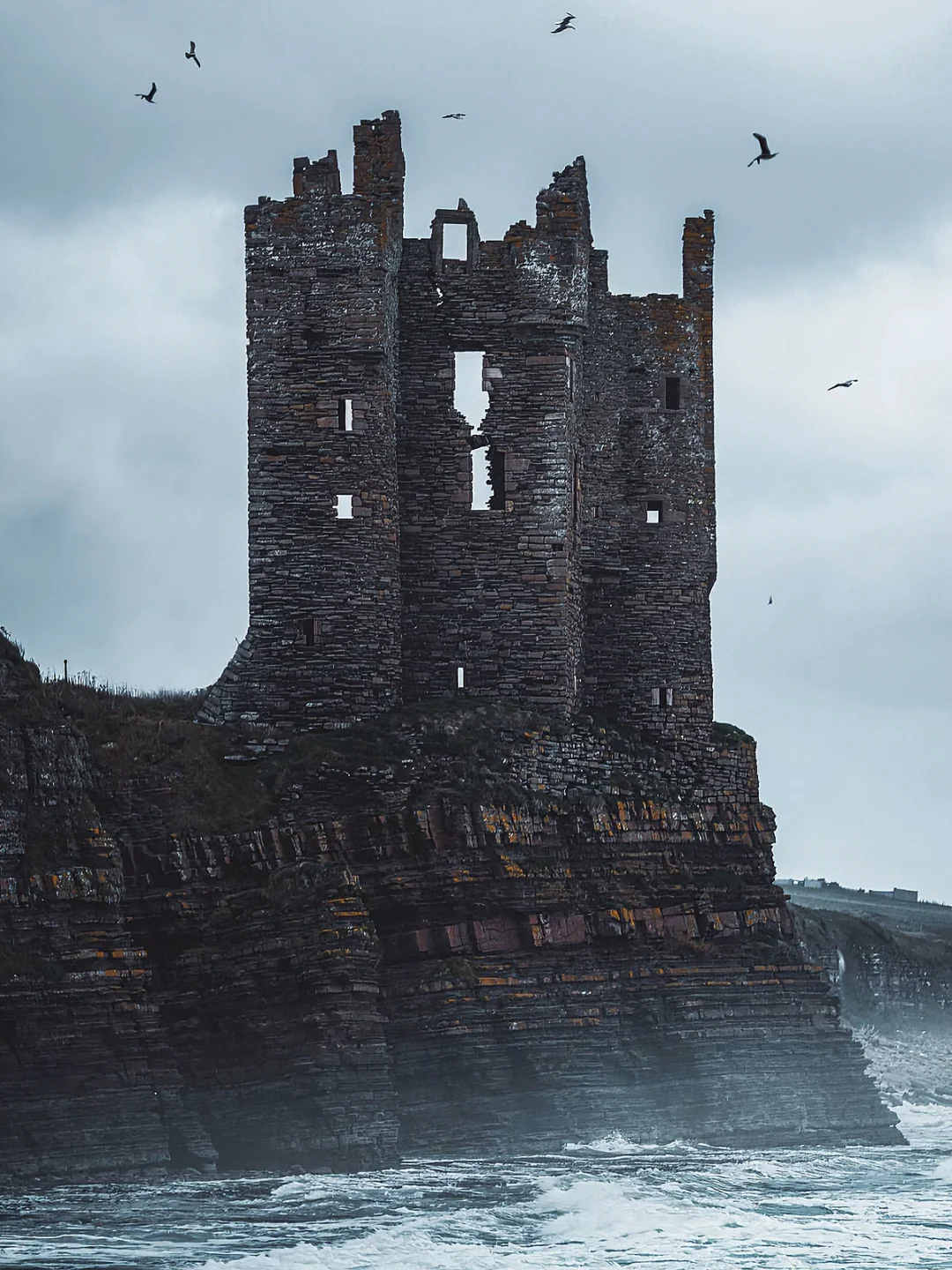英国苏格兰🧳一座海岸悬崖边的孤独感城堡