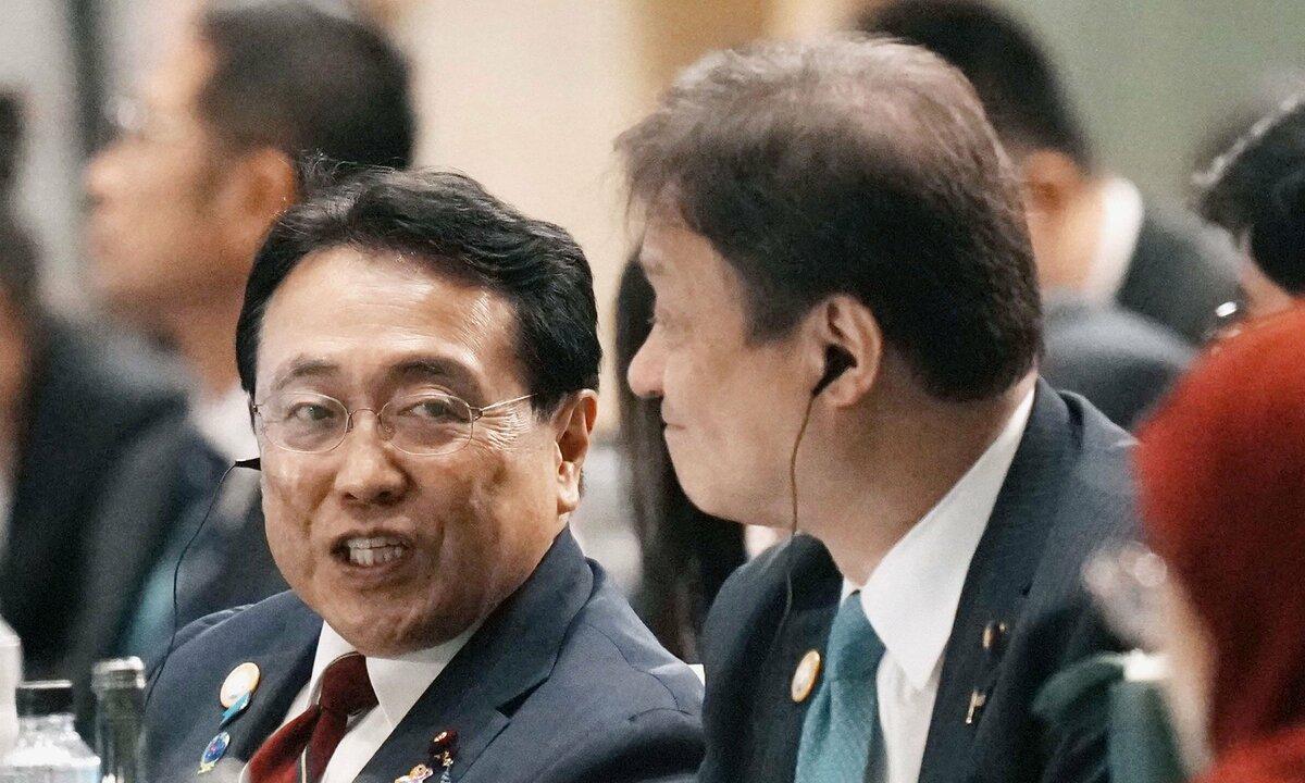 日本部长刚到苏州就提要求，想让中国松一松稀土管制。问题是，一边求人，一边给中方扣