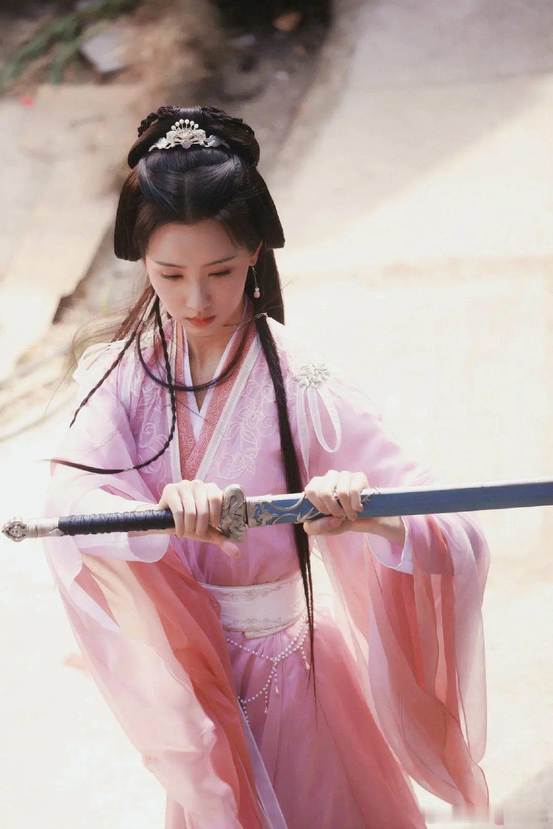 莲花楼开播一周年之陈都灵乔婉晚🪷这套粉衣路透真的很绝 ​​​