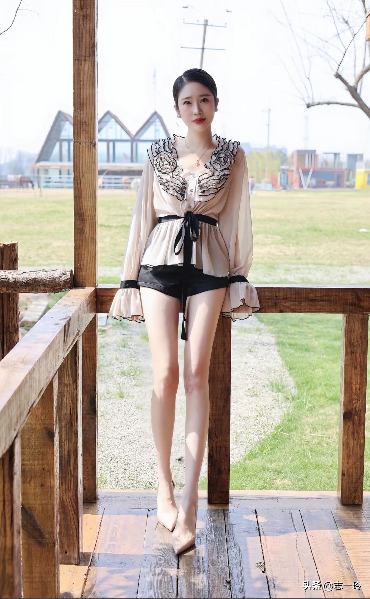 复古风穿搭，优雅气质，花边衬衫，复古情怀。