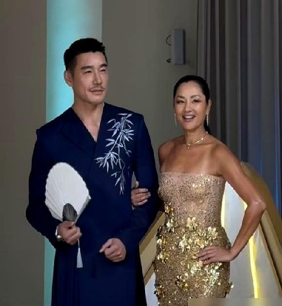 闪光灯一停，瞿颖转身就跑，像逃一样。

胡兵伸手，她十指紧扣。他提醒站位，她弯腰